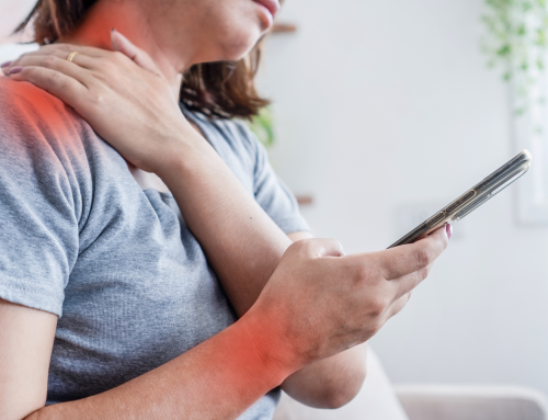 Tech neck: quando smartphone e computer provocano dolore cervicale e mal di testa
