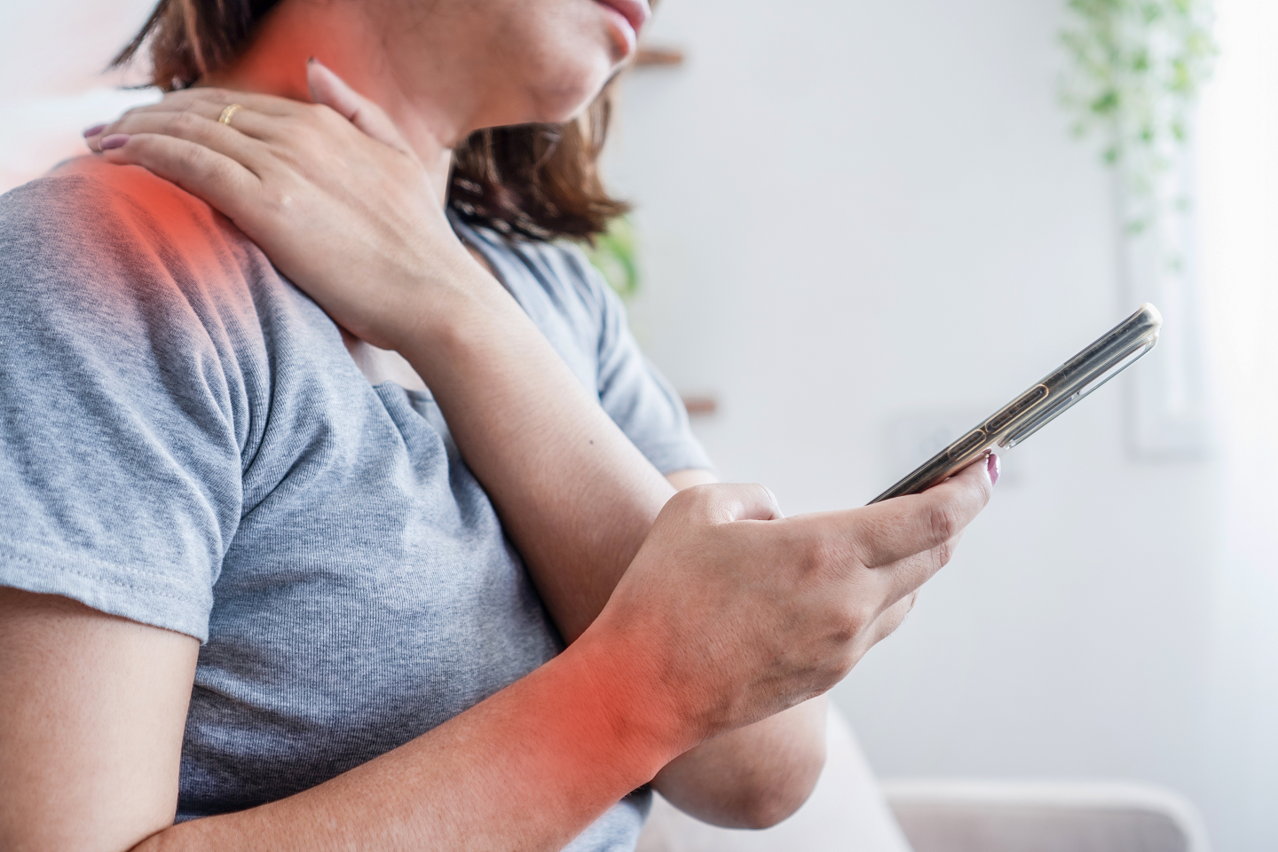 Tech neck quando smartphone e computer provocano dolore cervicale e mal di testa